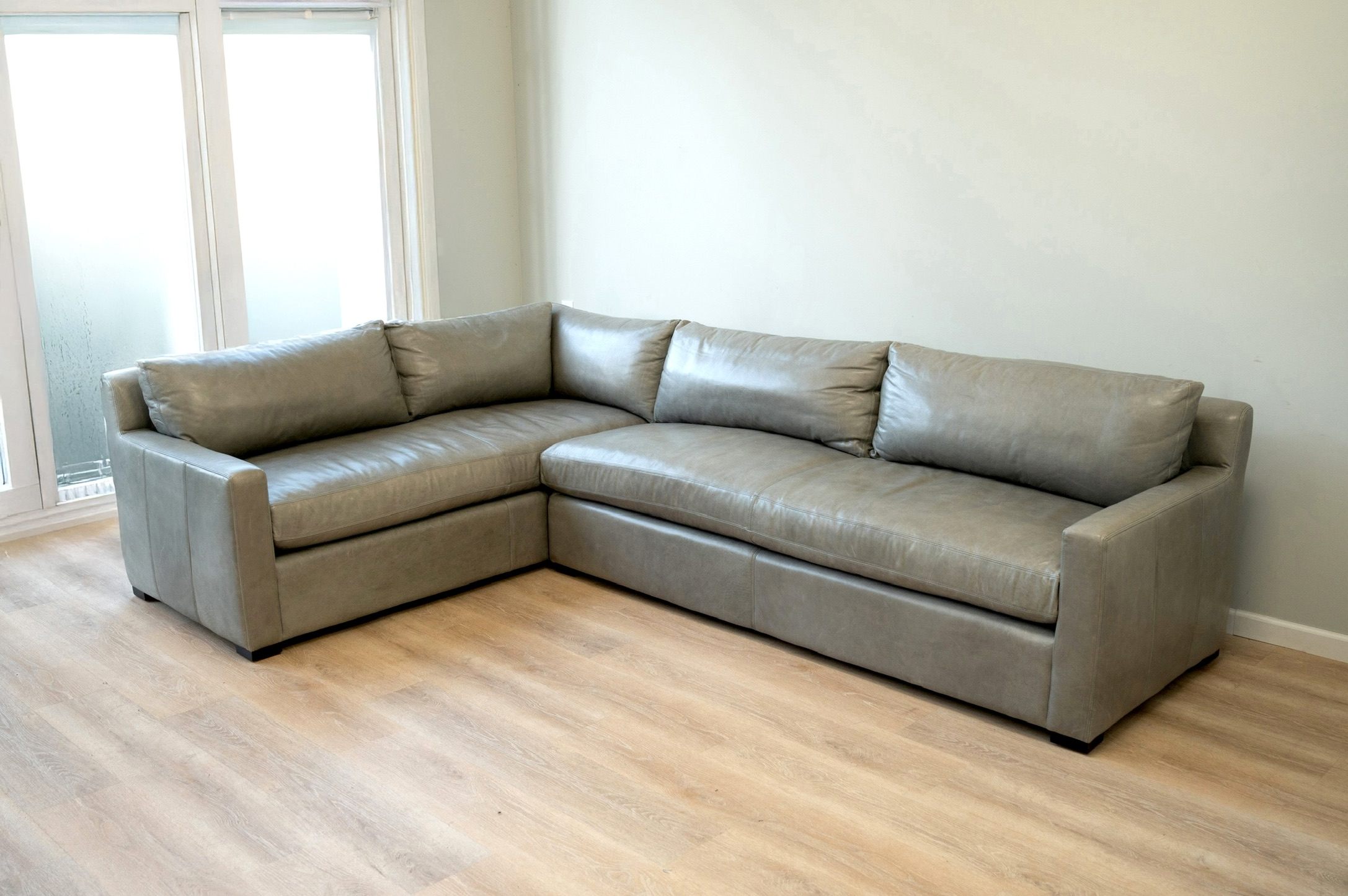 RH Belgian Track Arm Sectional